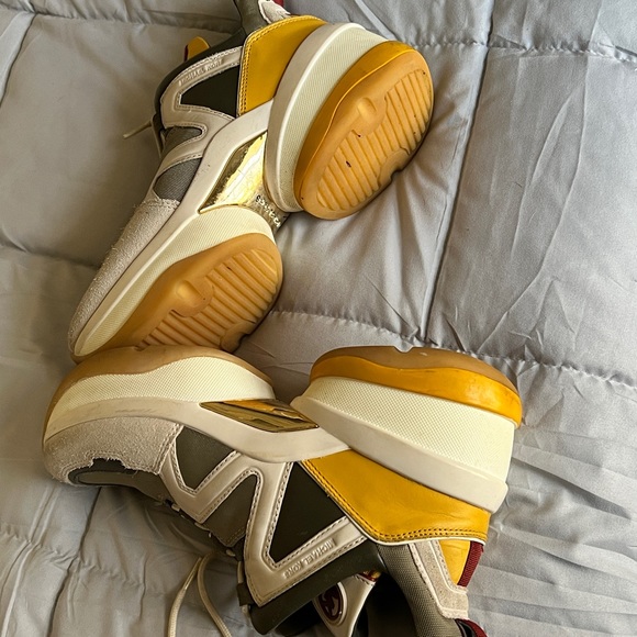 Michael Kors sports shoes - platform style with gold arch trimming - Picture 5 of 6